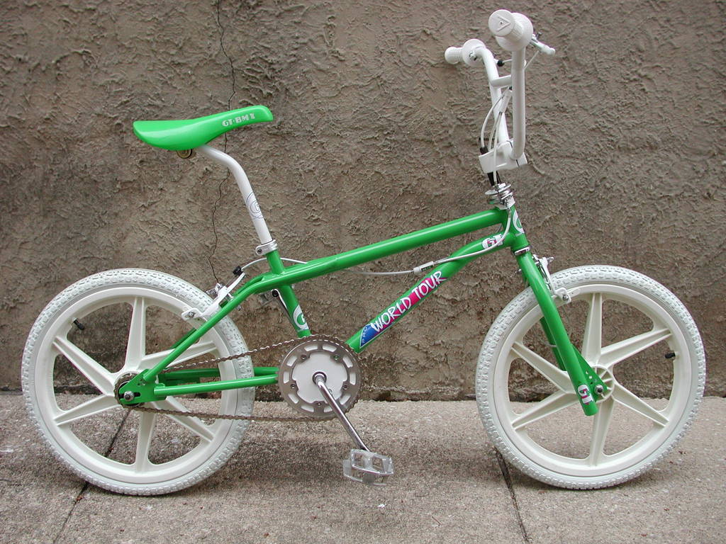 1986 GT Performer – White with Mag Wheels