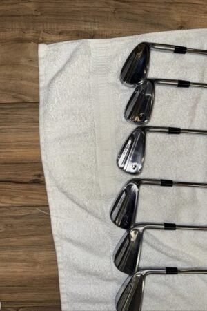 TaylorMade P790 4-PW Right-Handed.