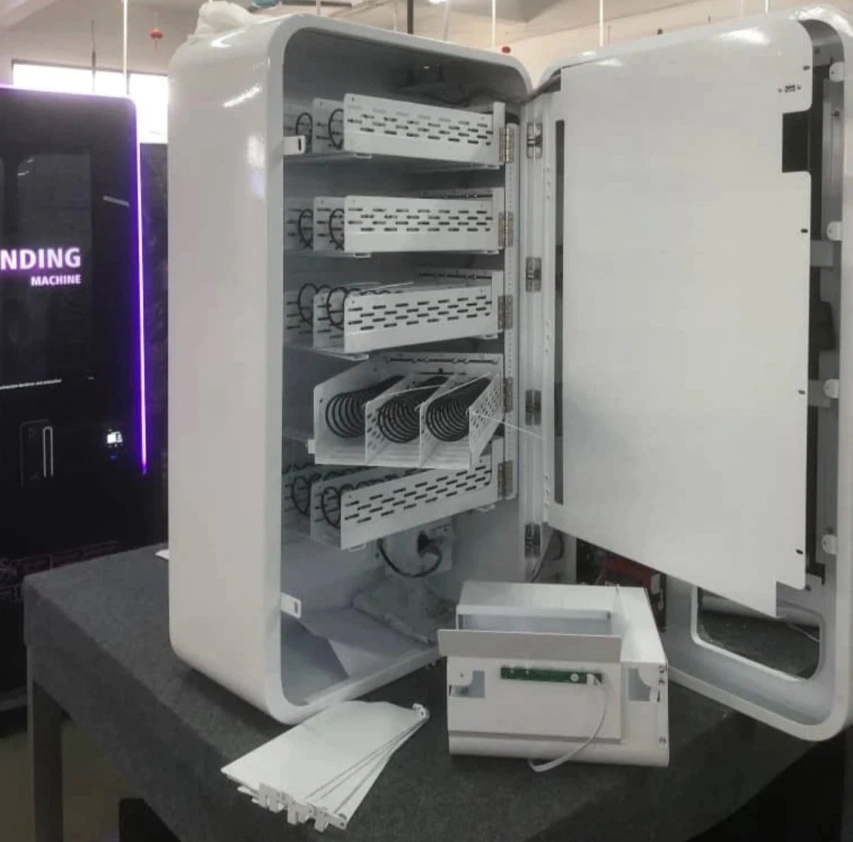 (BRAND NEW) 32" XL Smart Vending Machine - ID scanner, Bill Acceptor, and Stand - Image 2