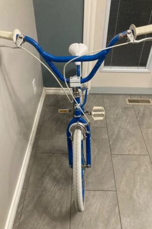 The Kuwahara Mini Hopper BMX is a compact mid-school BMX that captures the essence of 1980s BMX design